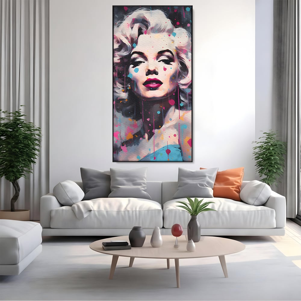 Tablou canvas cu tablou canvas cu marilyn monroe, in rama de aluminiu negru, pe perete intr-un living
